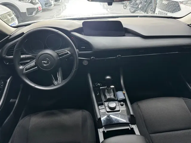 Mazda Axela — Фото автомобиля 9