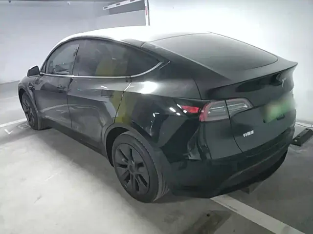 Tesla Model Y — Фото автомобиля 4