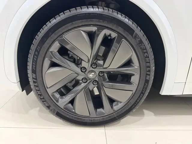 Li Auto L7 — Фото автомобиля 10