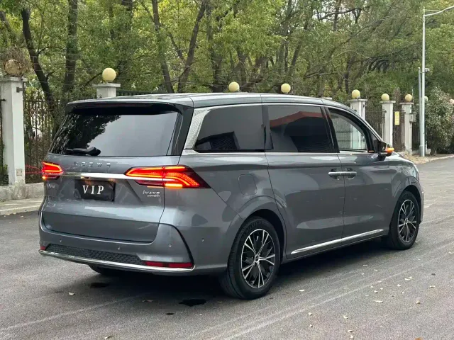 Roewe iMAX8 — Фото автомобиля 10