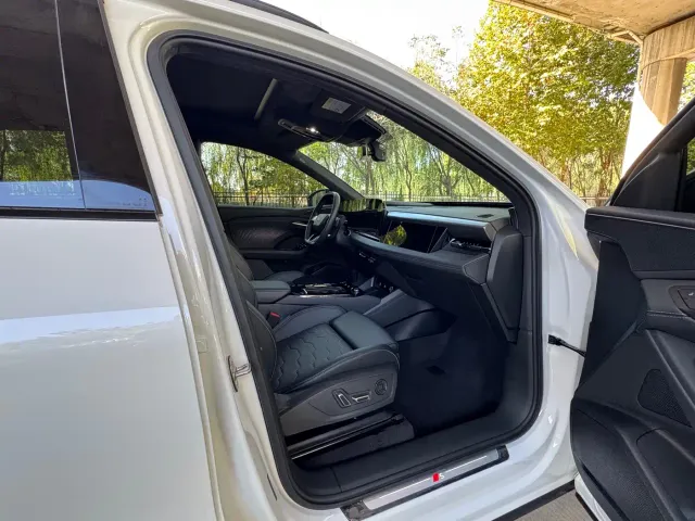 Audi Q6L e-tron — Фото автомобиля 12