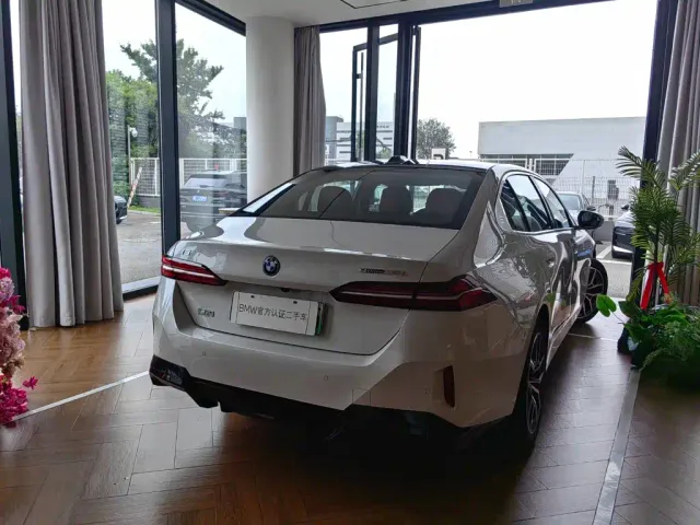 BMW i5 — Фото автомобиля 4