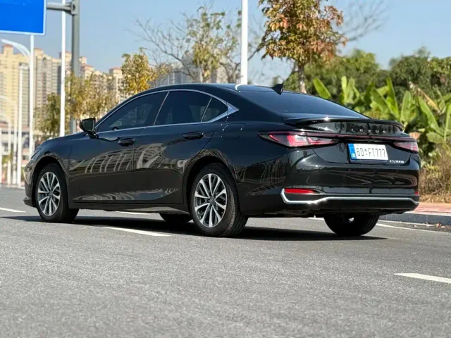 Lexus ES — Фото автомобиля 18