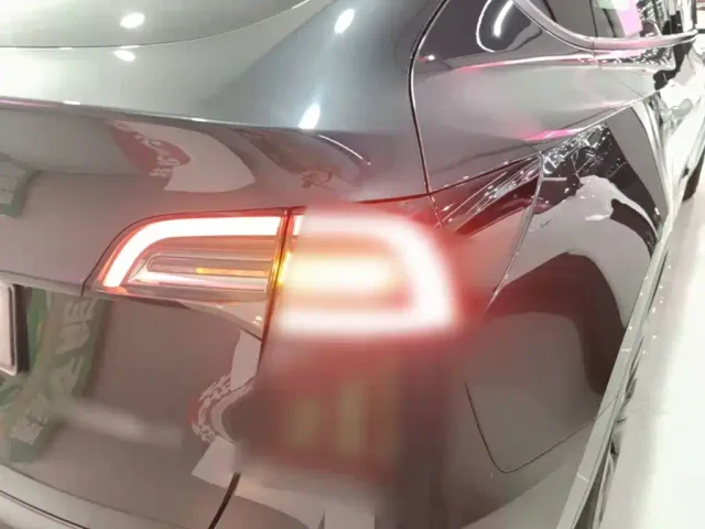 Tesla Model Y — Фото автомобиля 7