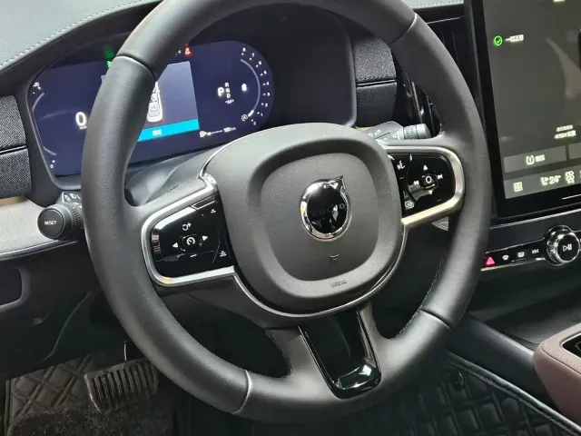 Volvo S90 — Фото автомобиля 4