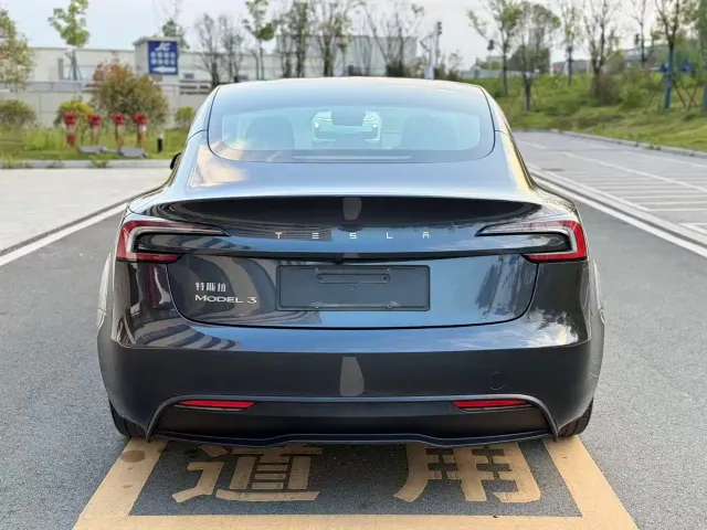 Tesla Model 3 — Фото автомобиля 8