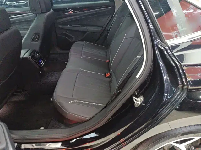 Volkswagen Passat — Фото автомобиля 12