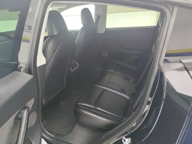 Tesla Model Y — Фото автомобиля 11