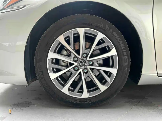 Lexus ES — Фото автомобиля 3