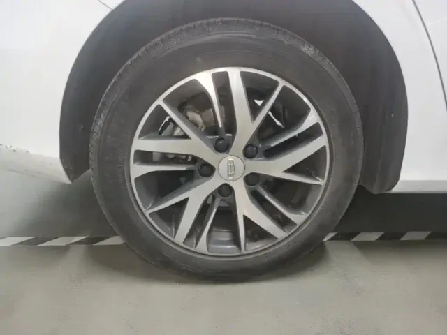 Geely Emgrand — Фото автомобиля 22
