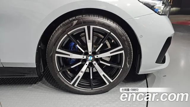 BMW 5-Series 5 серия (G60) 530i xDrive M Sport — Фото автомобиля 15