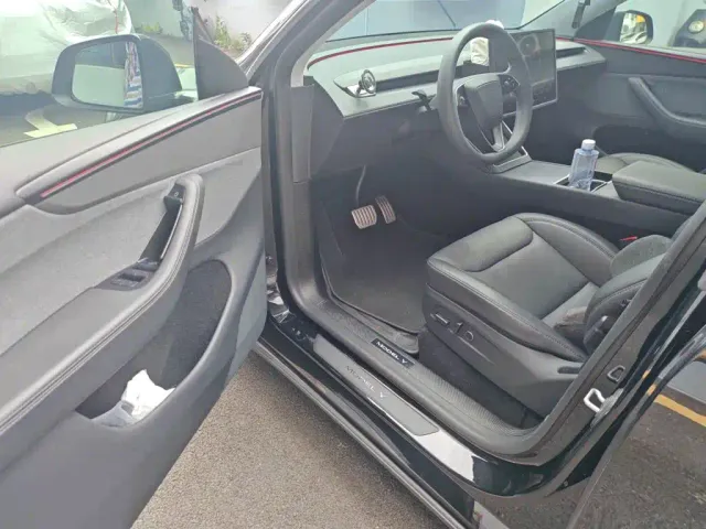 Tesla Model Y — Фото автомобиля 12