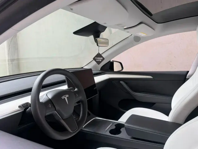 Tesla Model Y — Фото автомобиля 18