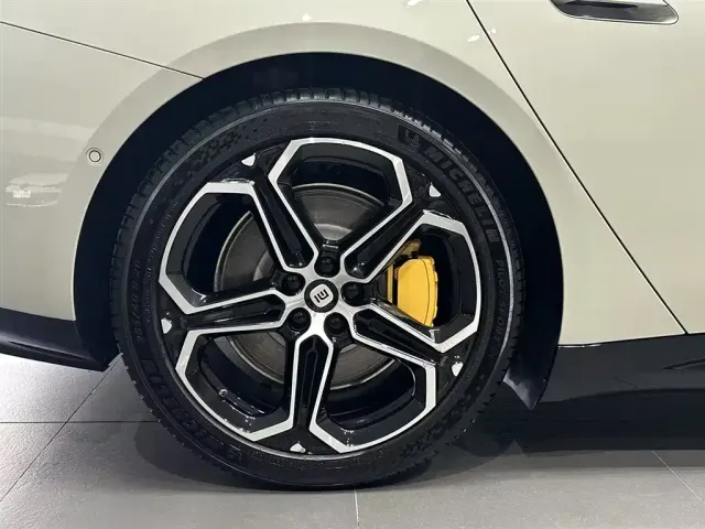 Xiaomi SU7 — Фото автомобиля 15