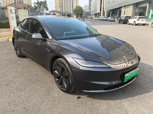 Tesla Model 3 — Фото автомобиля 3