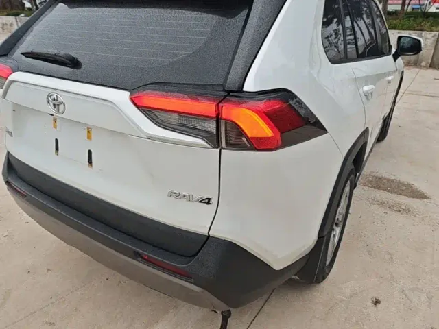Toyota RAV4 — Фото автомобиля 7