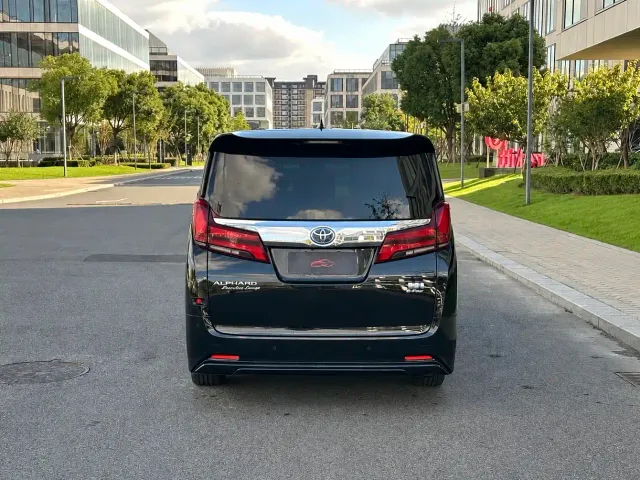 Toyota Alphard — Фото автомобиля 4
