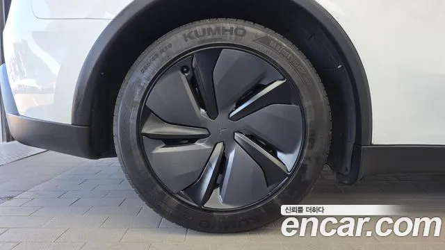 Tesla Model Y — Фото автомобиля 5
