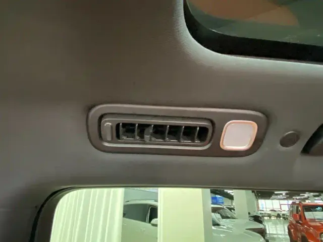 Li Auto L8 — Фото автомобиля 25