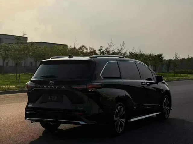Toyota Granvia 2024 2.5L Hybrid Premium PLUS 4WD Edition — Фото автомобиля 9