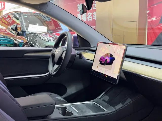 Tesla Model Y — Фото автомобиля 12