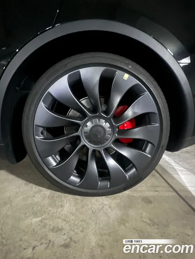 Tesla Model Y — Фото автомобиля 8