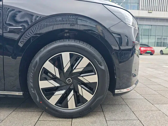 Volvo EM90 — Фото автомобиля 5