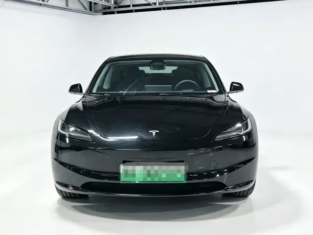 Tesla Model 3 — Фото автомобиля 2