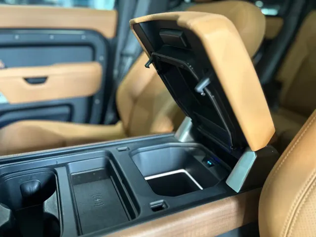 Land Rover Defender — Фото автомобиля 10