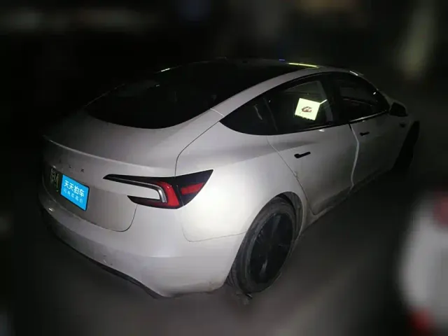 Tesla Model 3 — Фото автомобиля 2