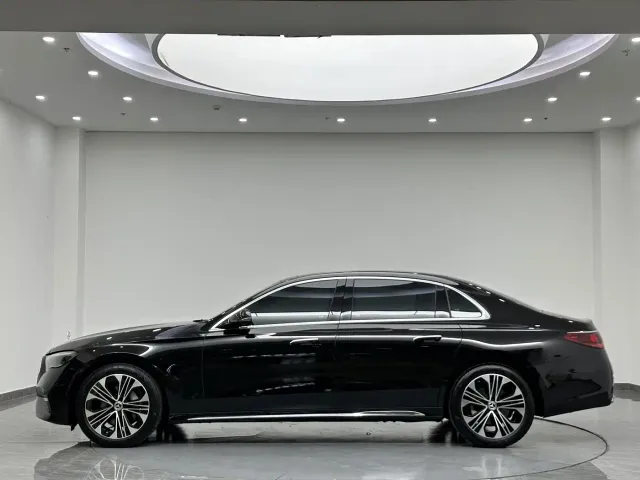 Mercedes-Benz E-Class — Фото автомобиля 4