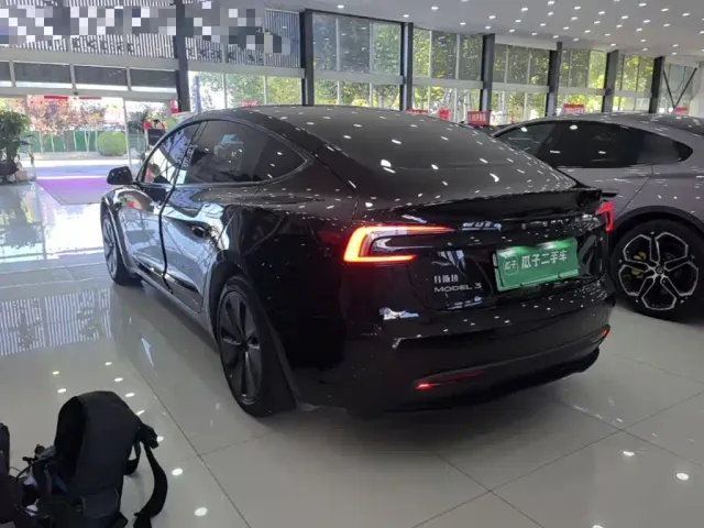 Tesla Model 3 — Фото автомобиля 4