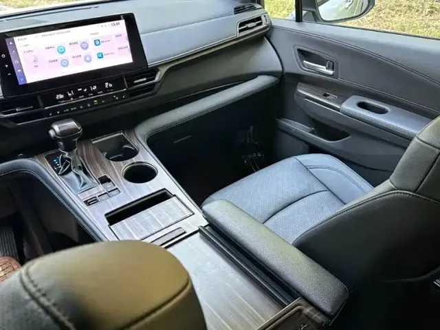 Toyota Sienna — Фото автомобиля 13
