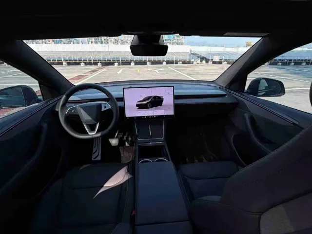 Tesla Model Y L — Фото автомобиля 7