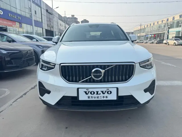 Volvo XC40 — Фото автомобиля 2