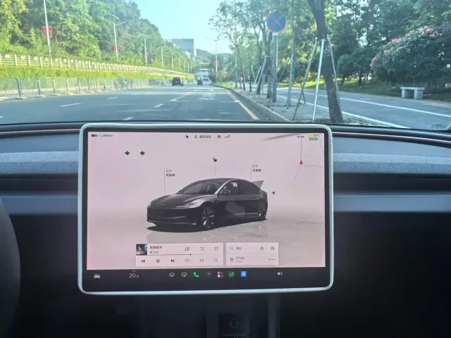 Tesla Model 3 — Фото автомобиля 12