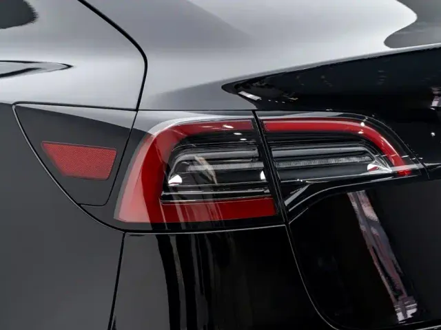 Tesla Model 3 — Фото автомобиля 12