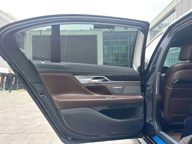 BMW 7 Series — Фото автомобиля 8