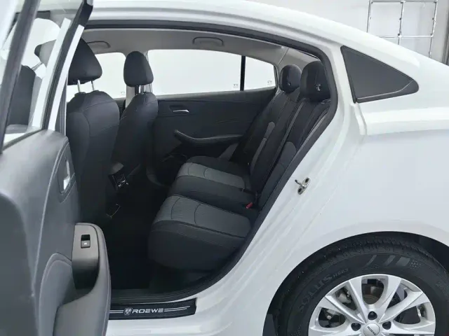 Roewe i5 — Фото автомобиля 15