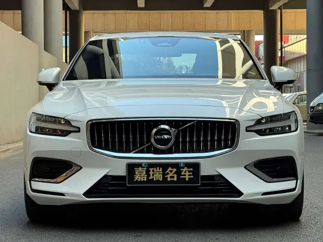 Volvo S60 — Фото автомобиля 2