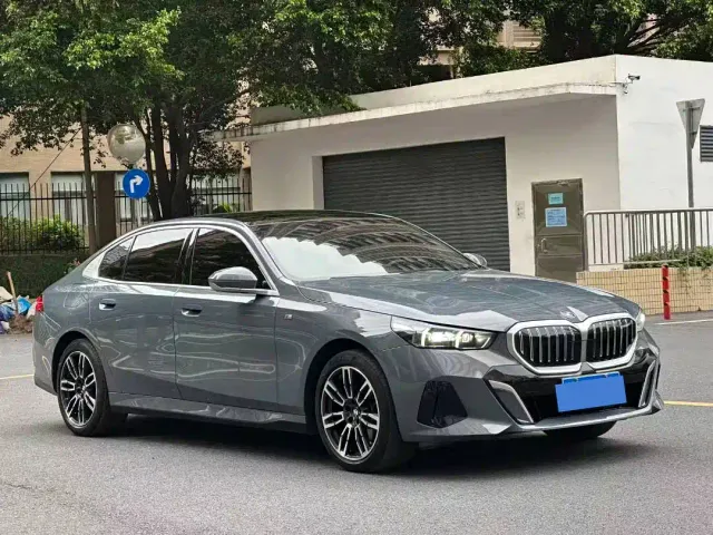 Фотография автомобиля — BMW 5 Series