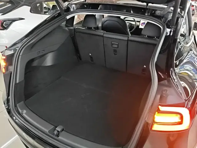 Tesla Model Y — Фото автомобиля 18