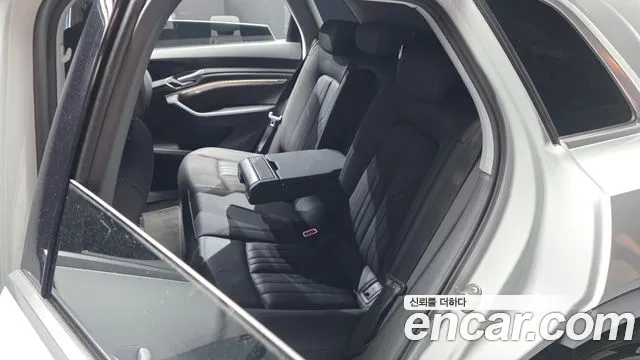 Audi e-tron — Фото автомобиля 9
