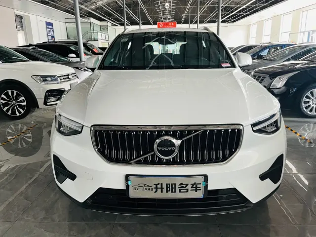 Volvo XC40 — Фото автомобиля 2
