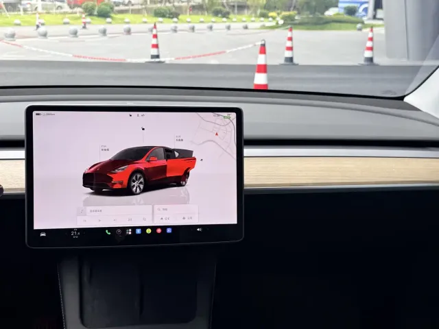 Tesla Model Y — Фото автомобиля 16