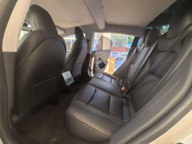 Tesla Model 3 — Фото автомобиля 9