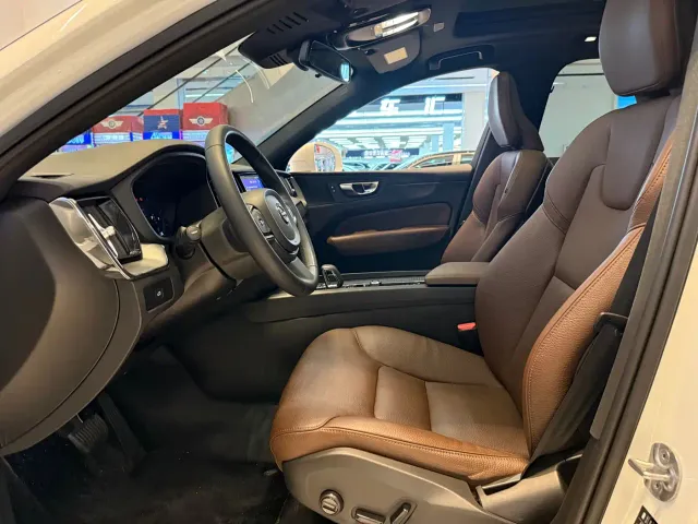 Volvo XC60 — Фото автомобиля 9