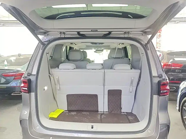 Roewe iMAX8 — Фото автомобиля 18