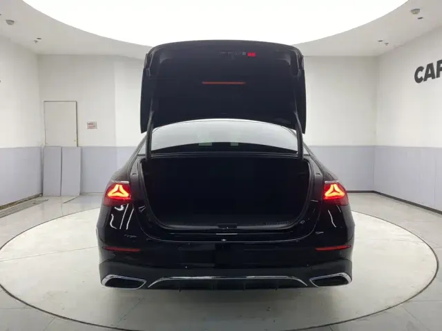 Mercedes-Benz E-Class — Фото автомобиля 30