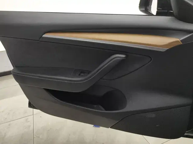 Tesla Model 3 — Фото автомобиля 7